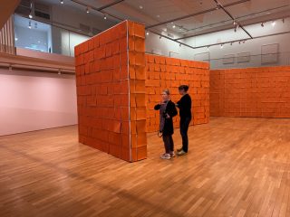 Katharina Hinsberg (rechts) in der Ausstellung.
