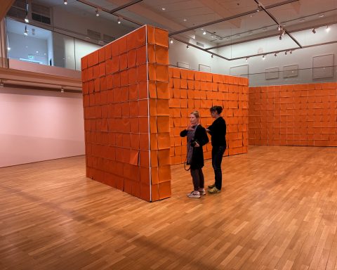 Katharina Hinsberg (rechts) in der Ausstellung.