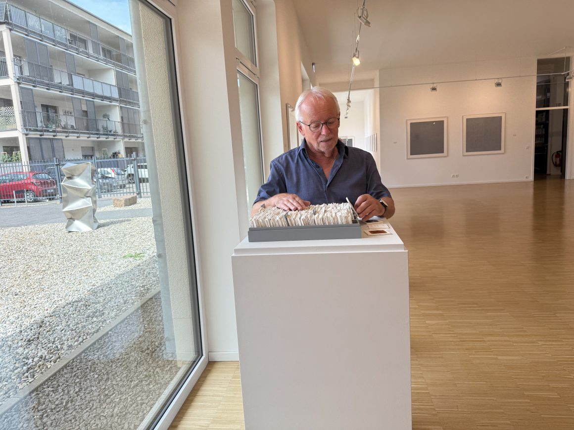 Hans Huwer mit Vorstudien.