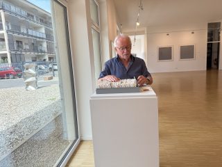 Hans Huwer mit Vorstudien.