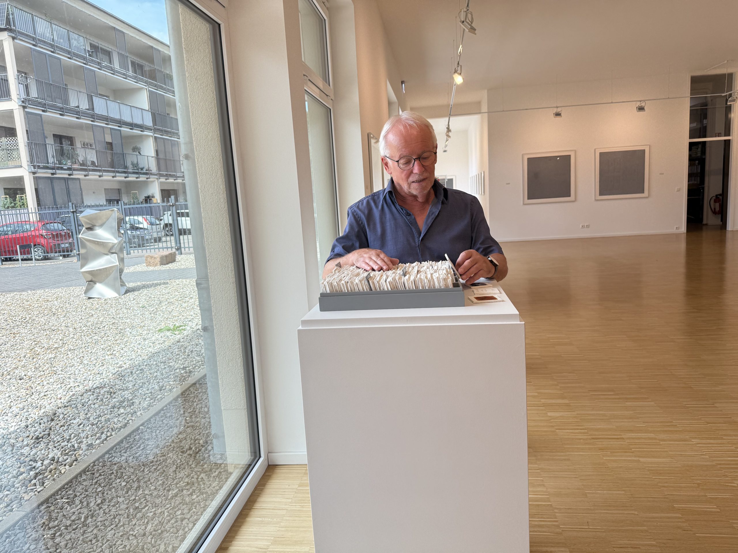 Hans Huwer mit Vorstudien.