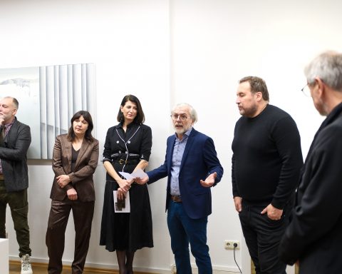 Ausstellungseröffnung: Von links nach rechts: Kolya Božović, Jelena Minić-Mrđen, Galeristin und Kuratorin Marija Milošević, Galerist Esad Puzić, Vladislav Šćepanović und Galerieassistent Johannes Birringer, Foto: Gerhard Schaal