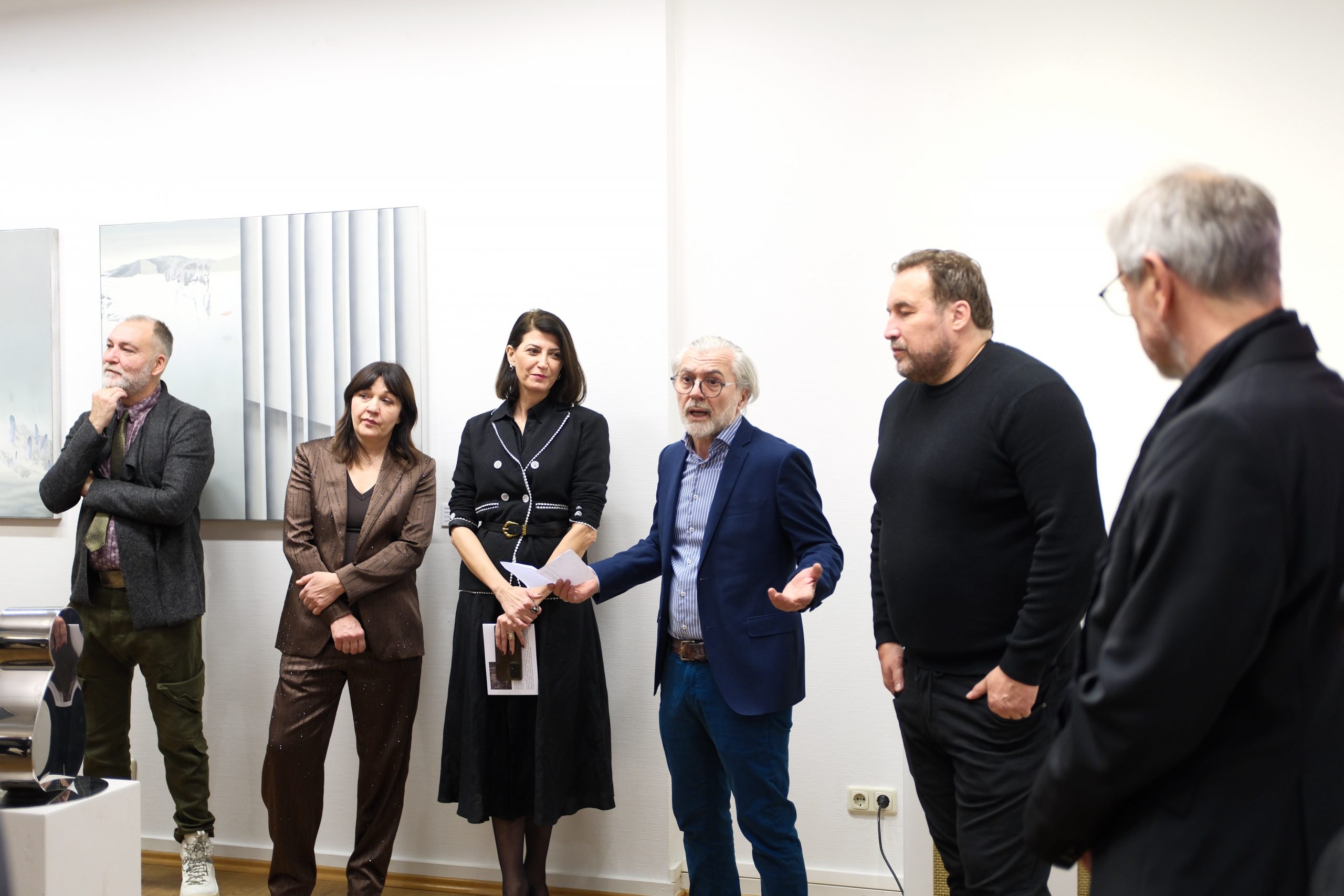 Ausstellungseröffnung: Von links nach rechts: Kolya Božović, Jelena Minić-Mrđen, Galeristin und Kuratorin Marija Milošević, Galerist Esad Puzić, Vladislav Šćepanović und Galerieassistent Johannes Birringer, Foto: Gerhard Schaal